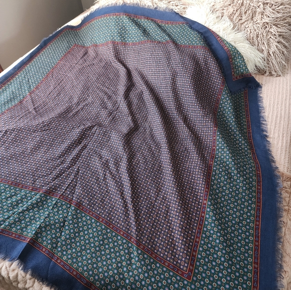 Authentic Vintage GUCCI Elegant Patterned Shawl